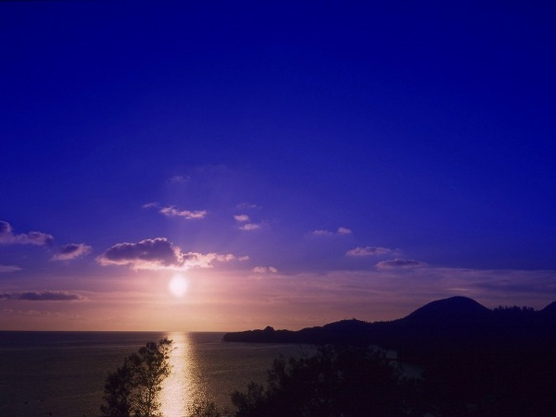 石垣島の海に沈む太陽